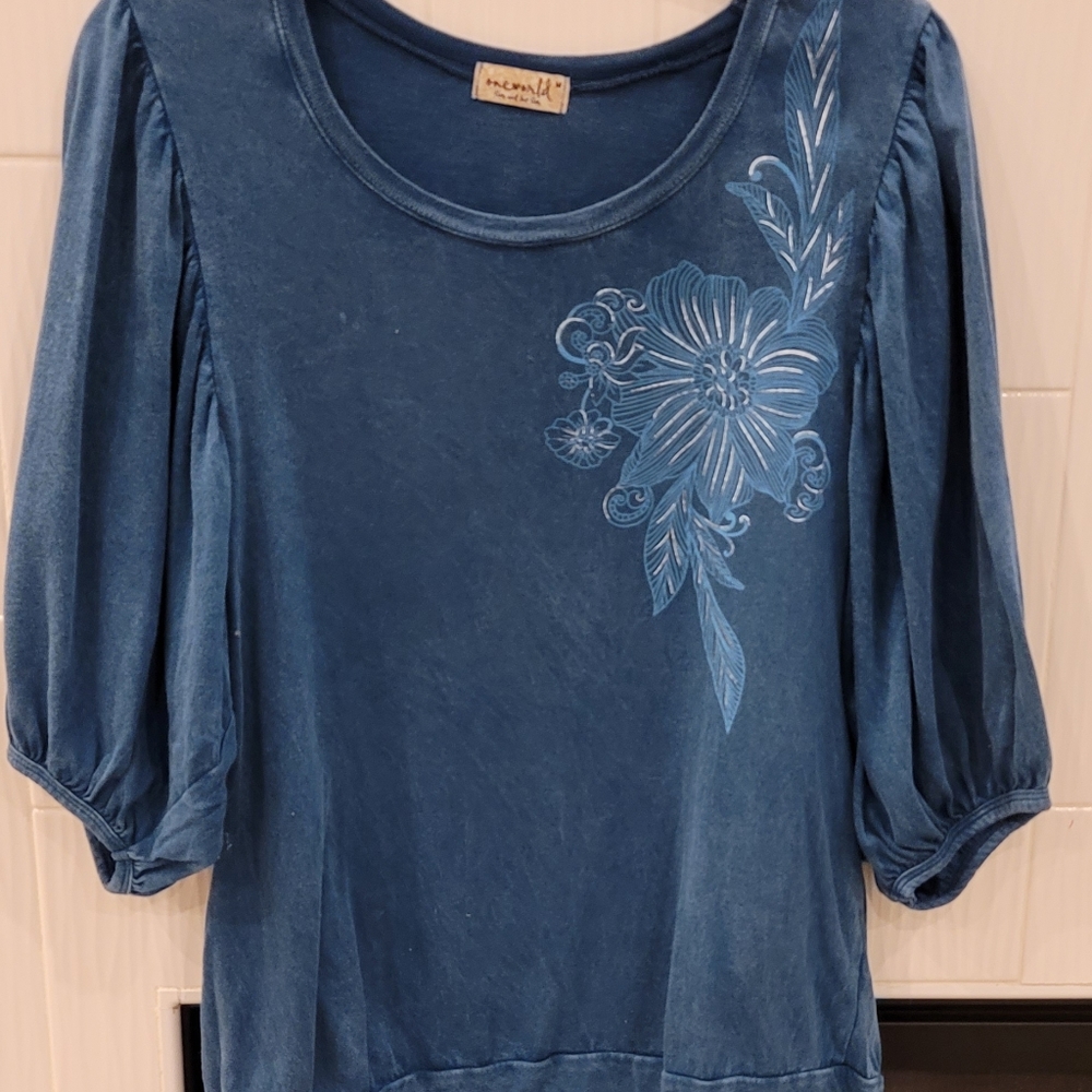 Womens Emerald Live and Let Live Shirt Size M